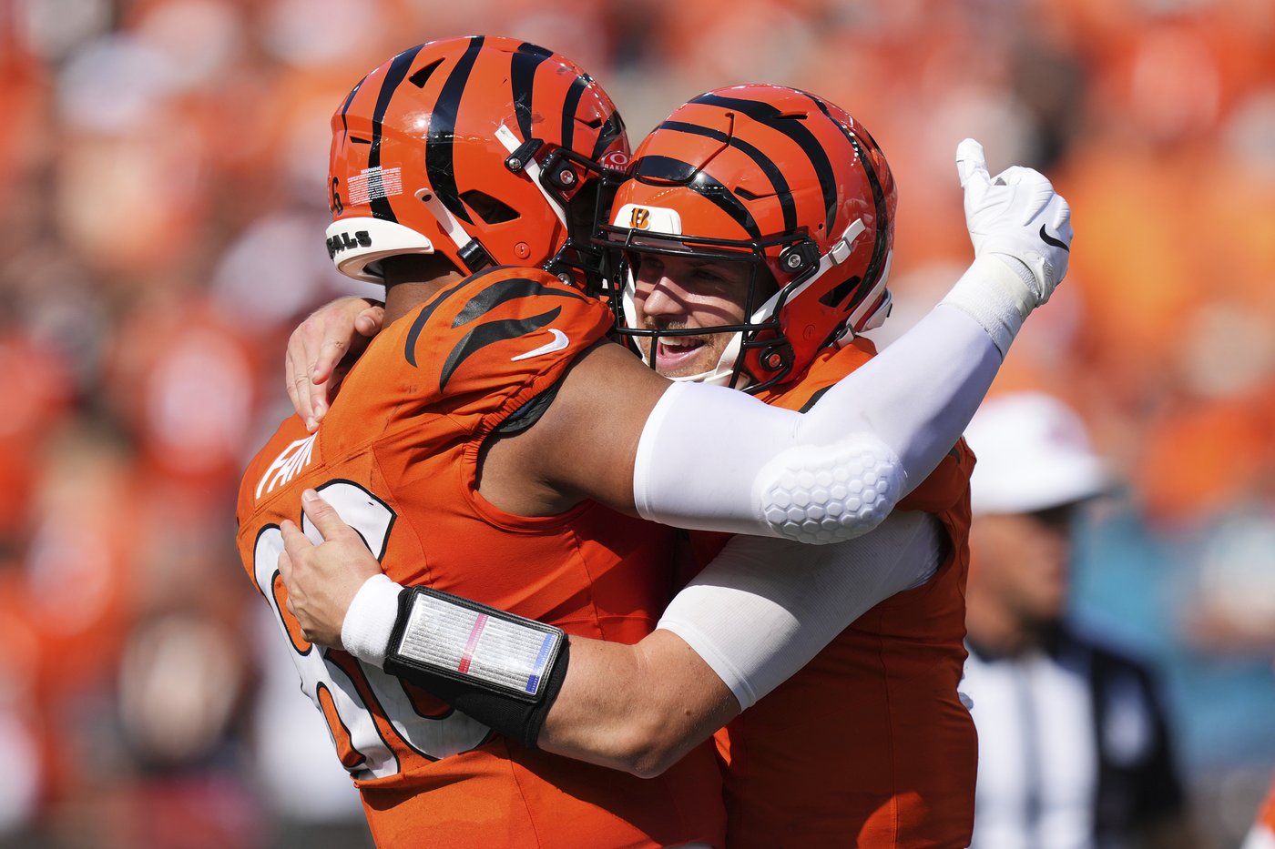 Jake Browning relieves the injured Joe Burrow and scores late TD as Bengals beat Jaguars 31-27 | iNFOnews.ca