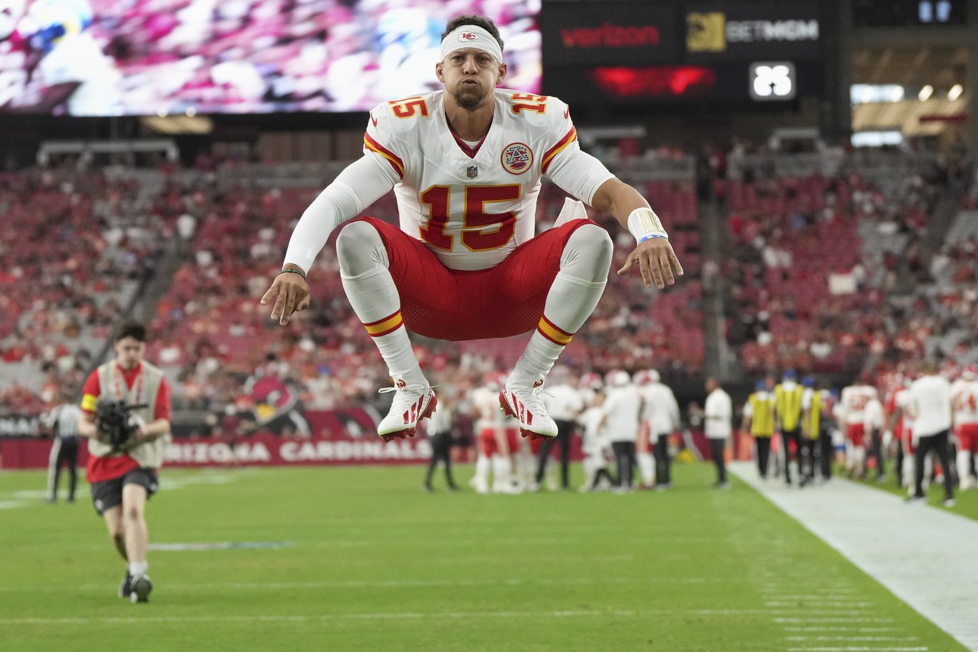 Raiders star Crosby calls Chiefs' Mahomes the ultimate competitor, a big reason for his success | iNFOnews.ca