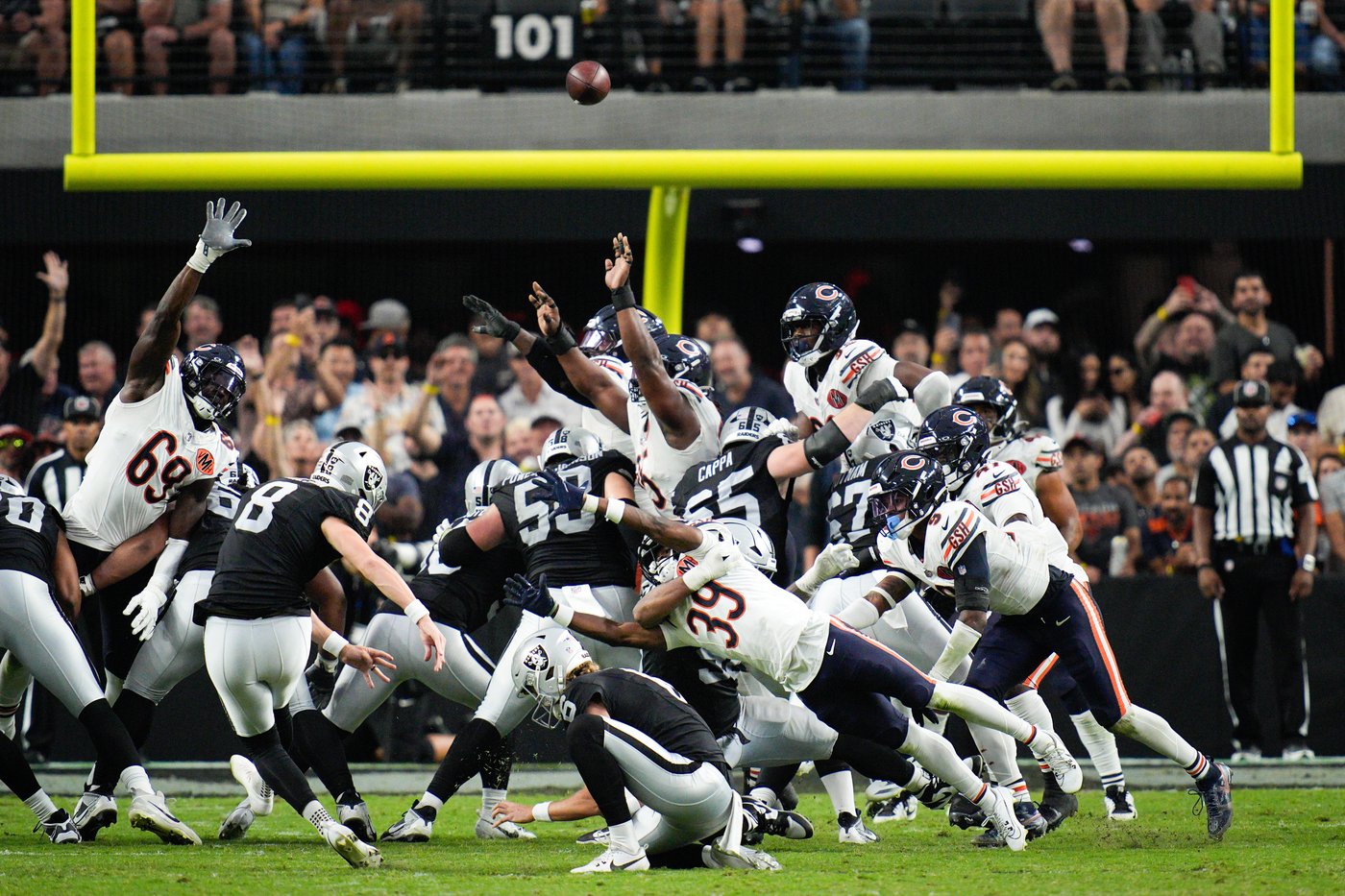 Josh Blackwell blocks field goal to preserve Bears' rally for 25-24 win over Raiders | iNFOnews.ca