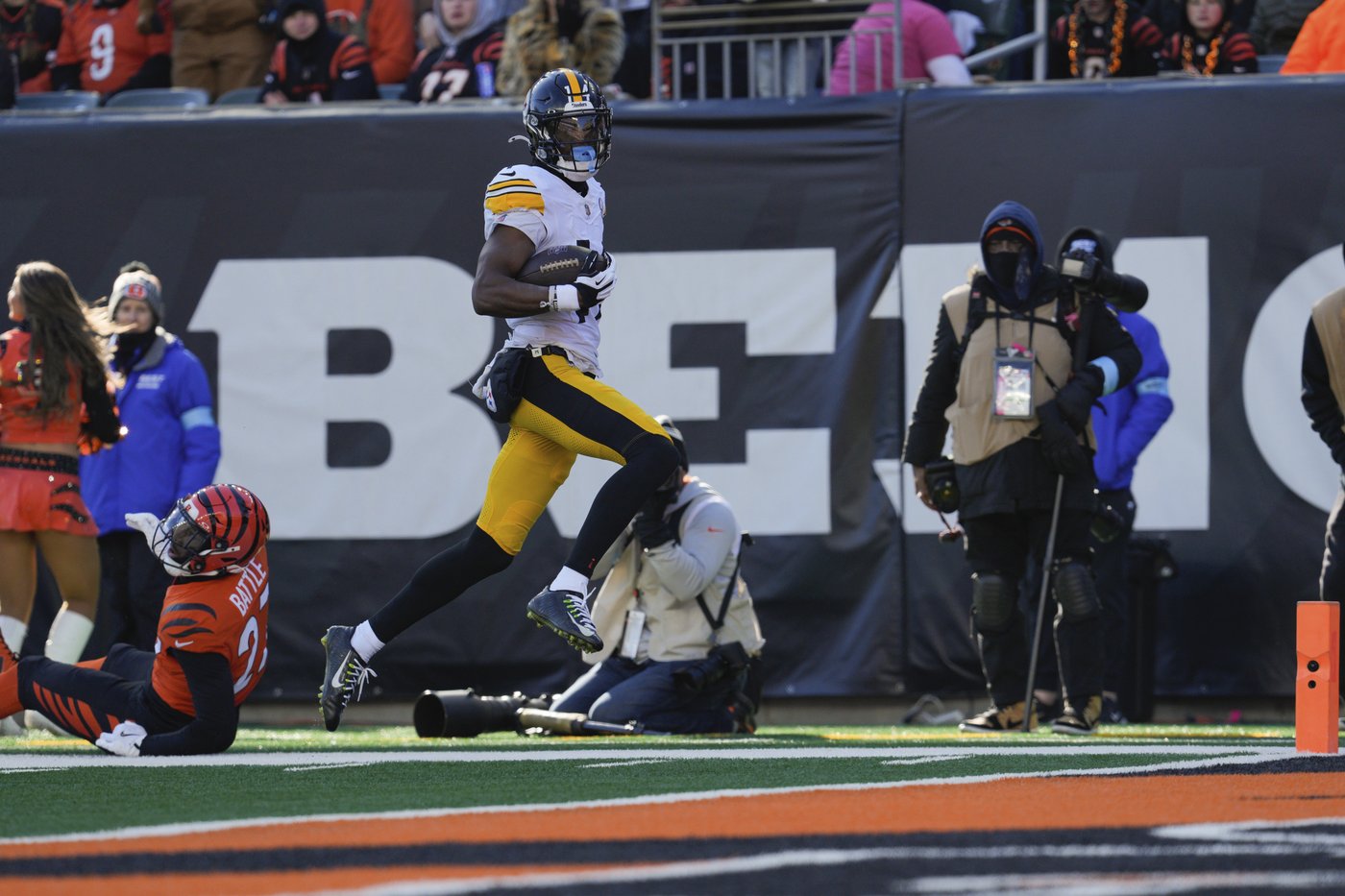 Steelers WR George Pickens dealing with a significant hamstring injury, likely out vs. Eagles | iNFOnews.ca