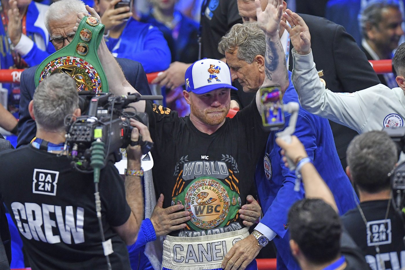 Canelo Alvarez beats Scull to become undisputed champion again, sets a date for Crawford | iNFOnews.ca