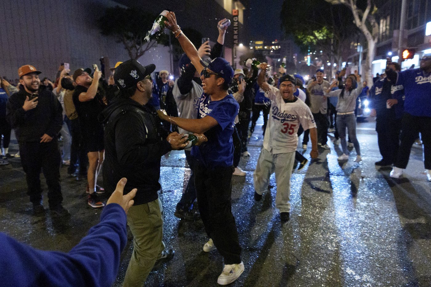 Los Angeles sees city bus burned, store thefts and rowdy crowds after Dodgers win World Series | iNFOnews.ca