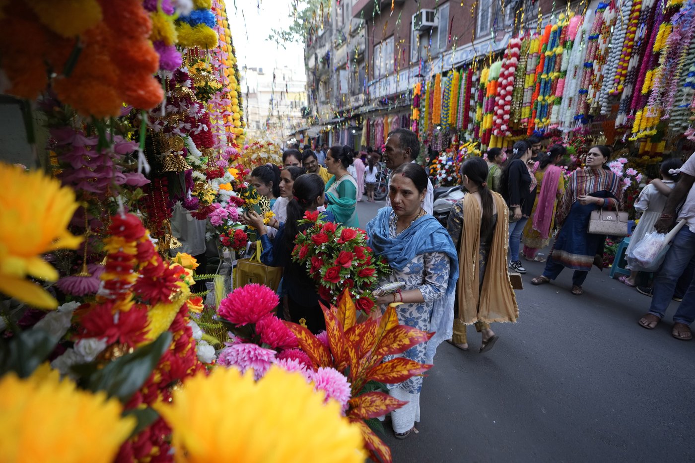 Indians mark Diwali by lighting a record number of earthen lamps | iNFOnews.ca