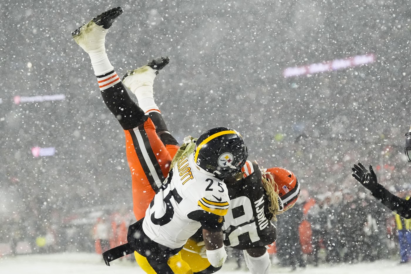 Winston's performance in snowy win over Steelers adds new layer to Browns' quarterback conundrum | iNFOnews.ca Winston's performance in snowy win over Steelers adds new layer to Browns' quarterback conundrum | iNFOnews.ca