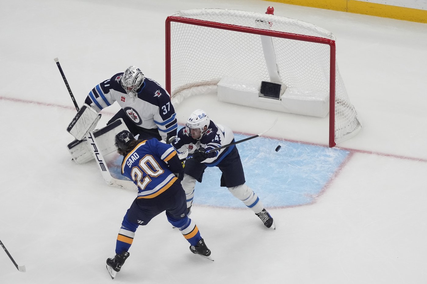 Hellebuyck stops 27 shots, lifts undefeated Jets to 3-2 win over Blues | iNFOnews.ca
