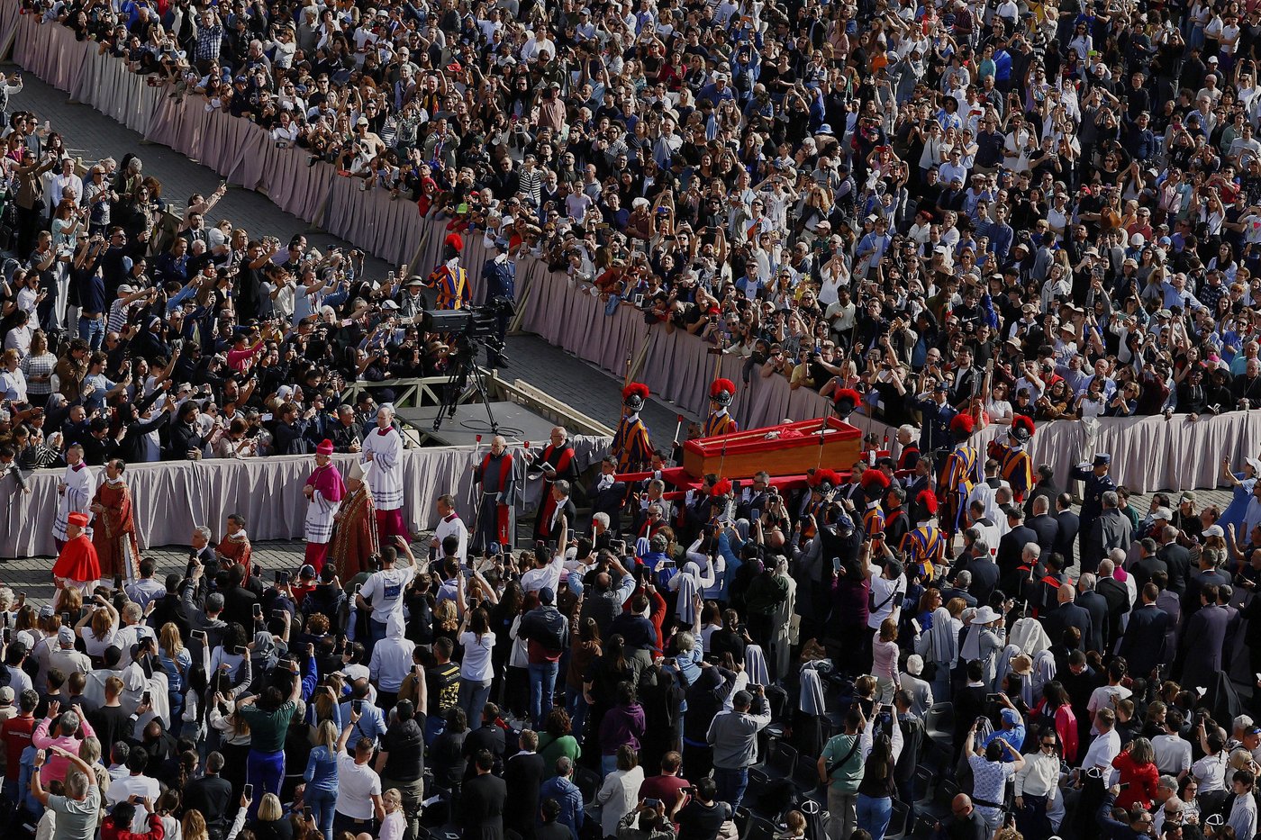 Catholic faithful pay their final respects to Pope Francis as public viewing begins | iNFOnews.ca Catholic faithful pay their final respects to Pope Francis as public viewing begins | iNFOnews.ca