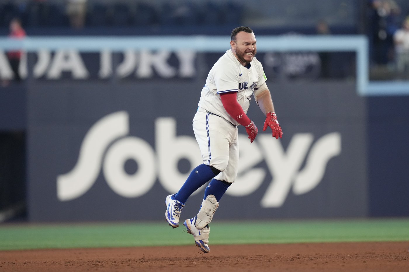 Kirk burns former teammate Romano with walkoff hit as Blue Jays edge Phillies 2-1 | iNFOnews.ca