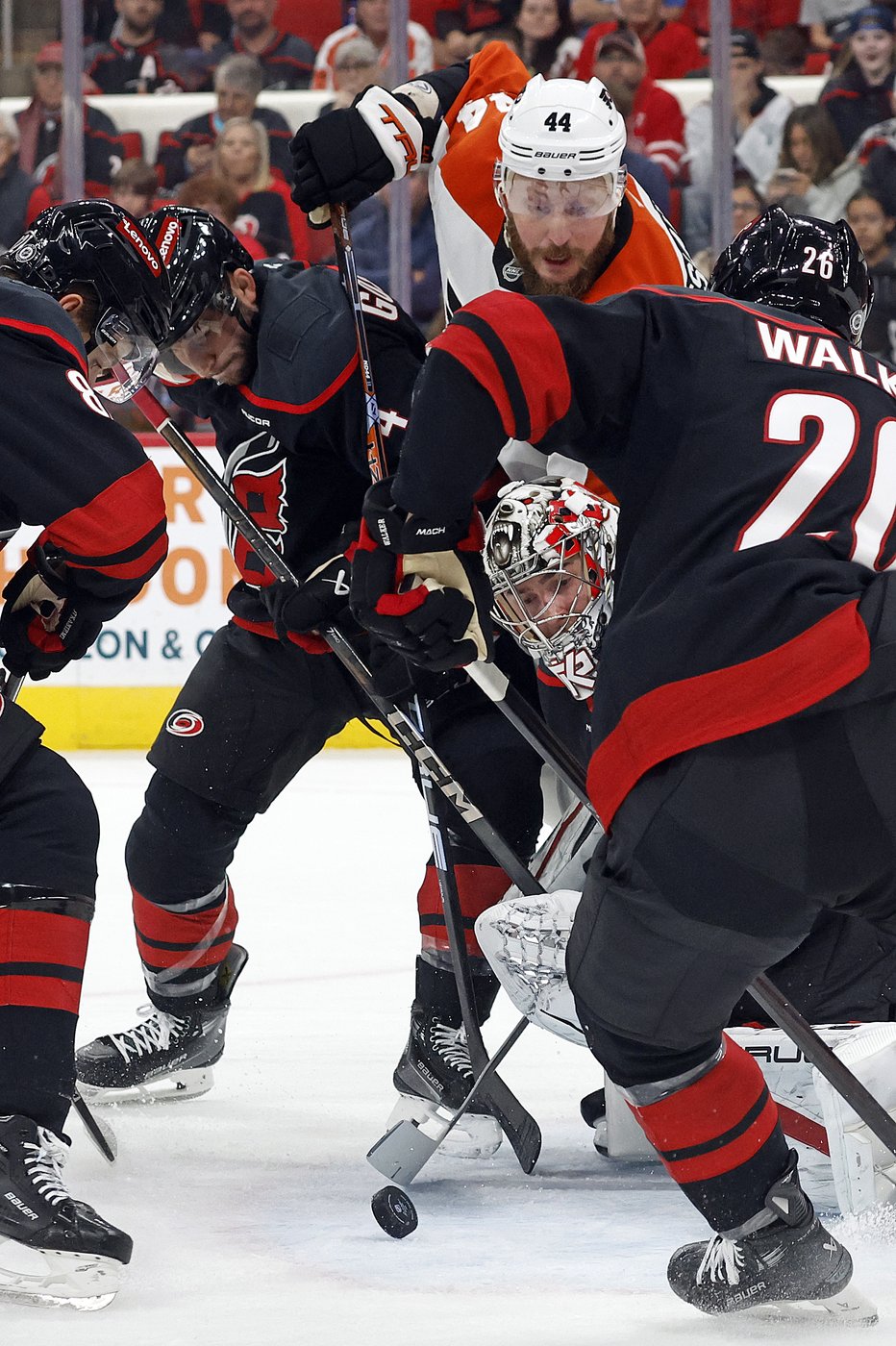 Necas scores go-ahead goal with 29 seconds left, Hurricanes beat Flyers 6-4 | iNFOnews.ca