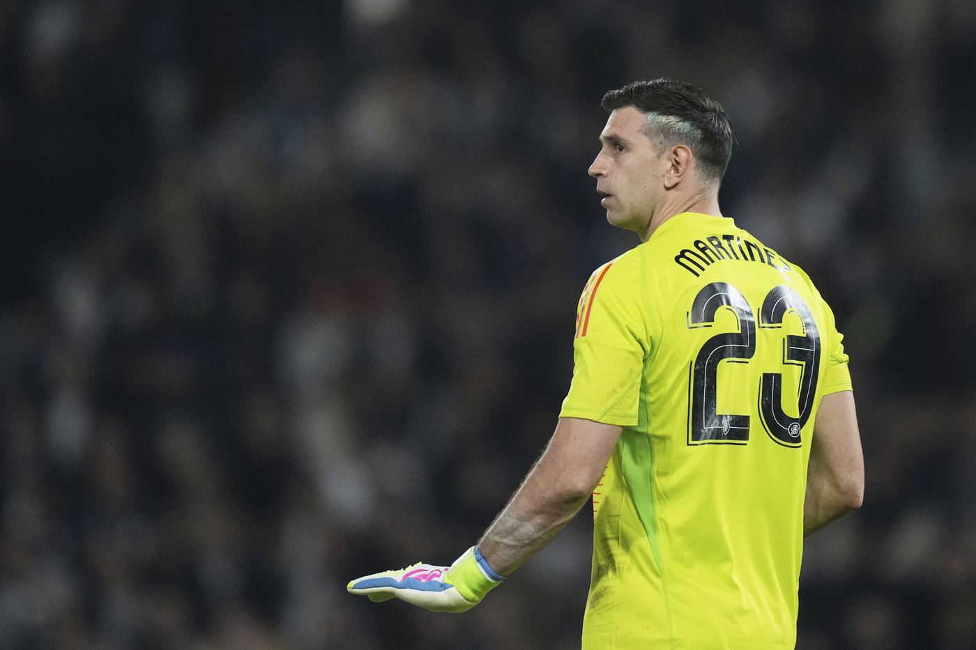 Hostile reception for Aston Villa goalkeeper Emiliano Martinez from PSG fans | iNFOnews.ca