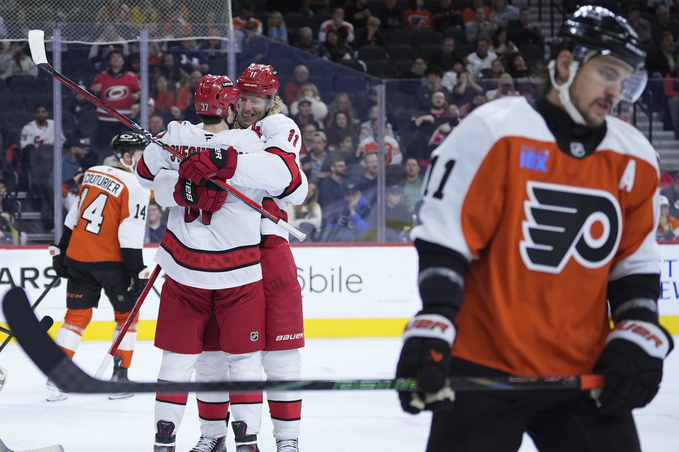 Hurricanes defeat Flyers 4-1 with strong third period | iNFOnews.ca Hurricanes defeat Flyers 4-1 with strong third period | iNFOnews.ca