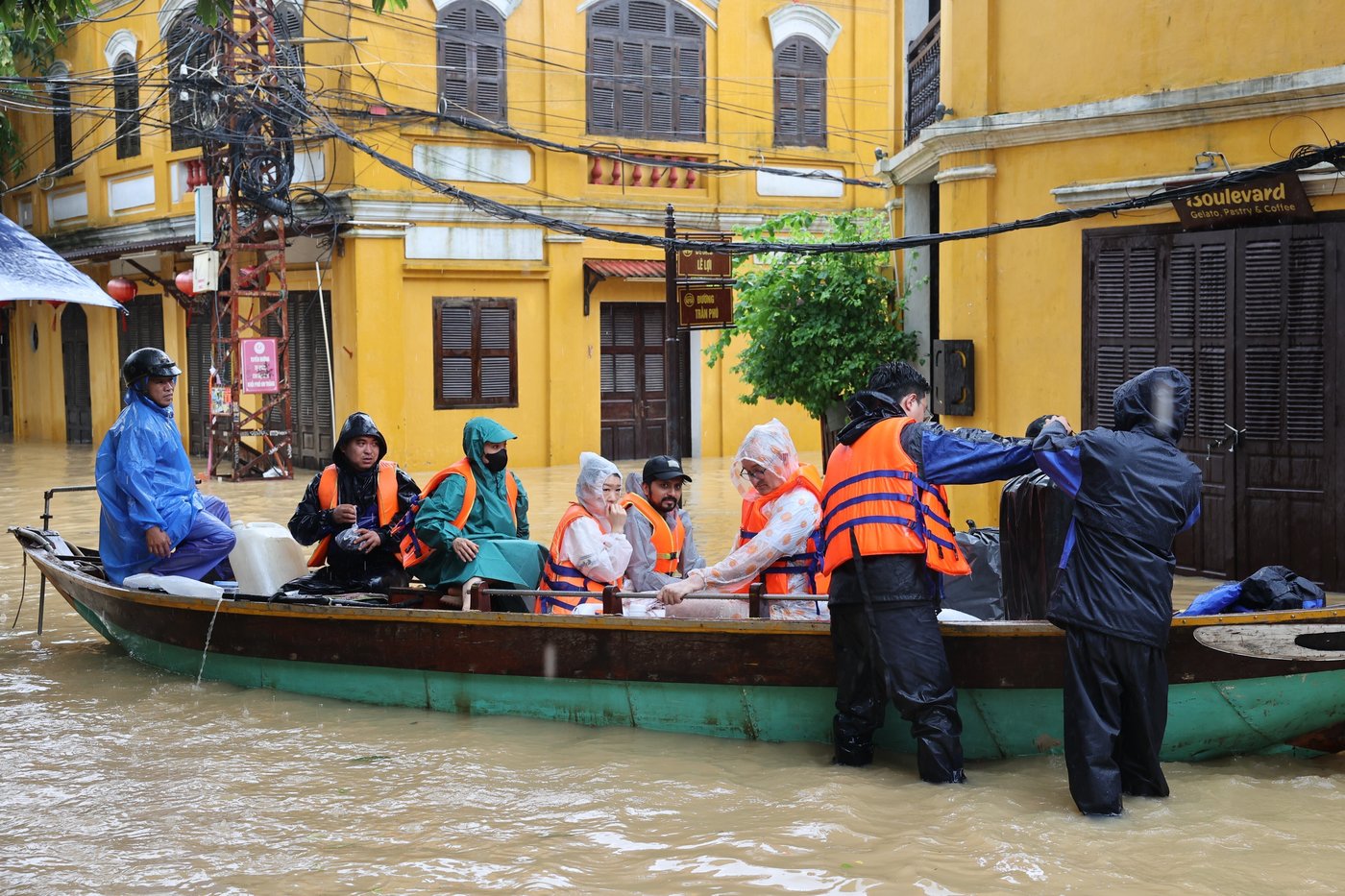 Deadly floods batter central Vietnam, killing at least 10 | iNFOnews.ca