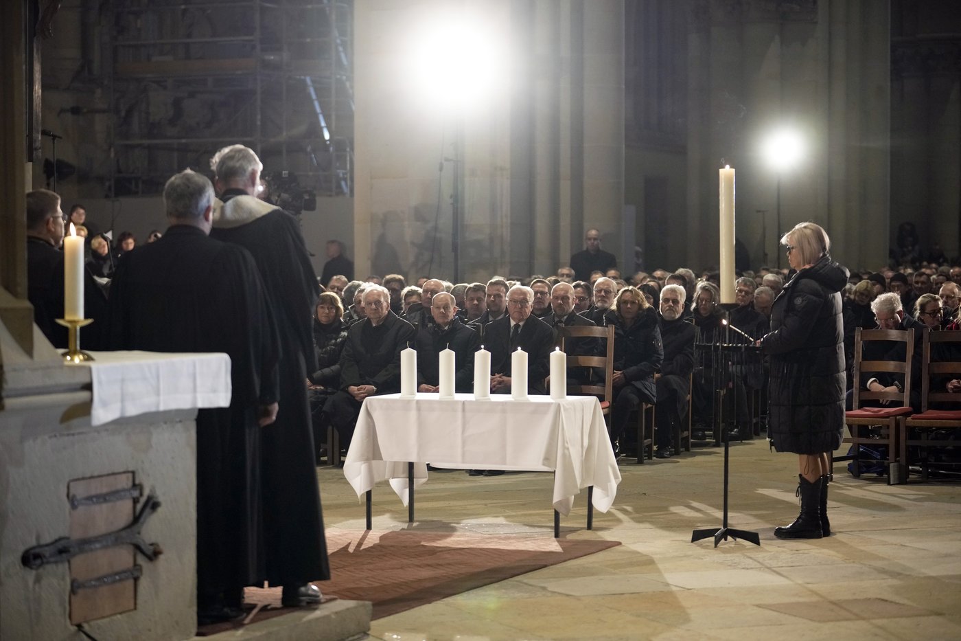 Germans mourn the 5 killed and 200 injured in the apparent attack on a Christmas market | iNFOnews.ca Germans mourn the 5 killed and 200 injured in the apparent attack on a Christmas market | iNFOnews.ca