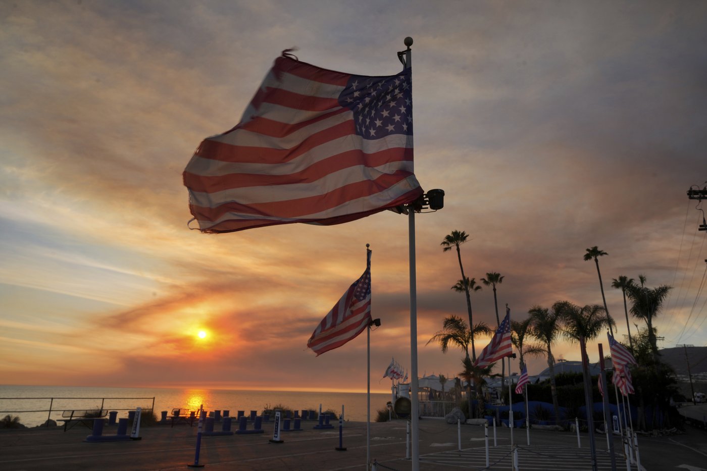 Celebrities and coastal residents flee from wind-driven wildfire in Malibu | iNFOnews.ca