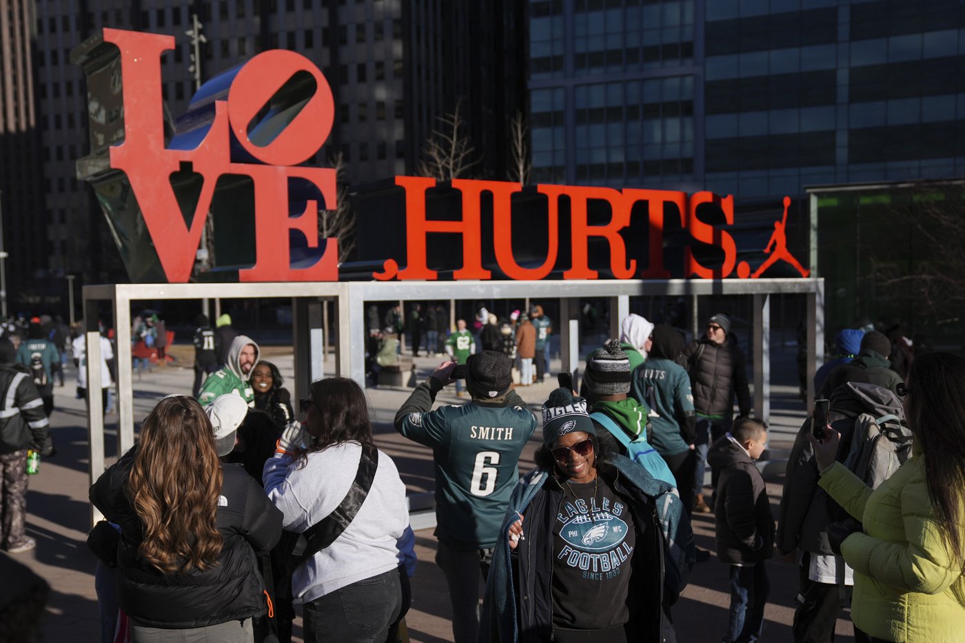Philadelphia turns green on Valentine’s Day to celebrate Super Bowl champions | iNFOnews.ca