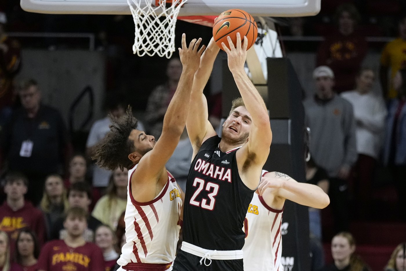 Keshon Gilbert scores 16 points to help lead No. 3 Iowa State past Omaha 83-51 | iNFOnews.ca