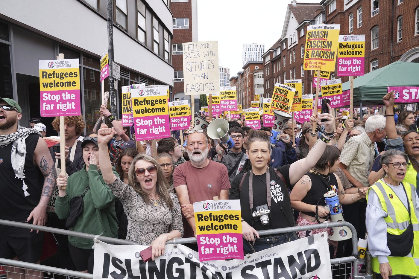 Rival anti-migrant and anti-racism protests face off outside a hotel housing migrants in London | iNFOnews.ca Rival anti-migrant and anti-racism protests face off outside a hotel housing migrants in London | iNFOnews.ca