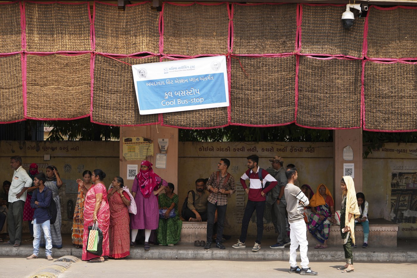 In one Indian city, reflective paint and bus stop sprinklers offer relief from killer heat | iNFOnews.ca