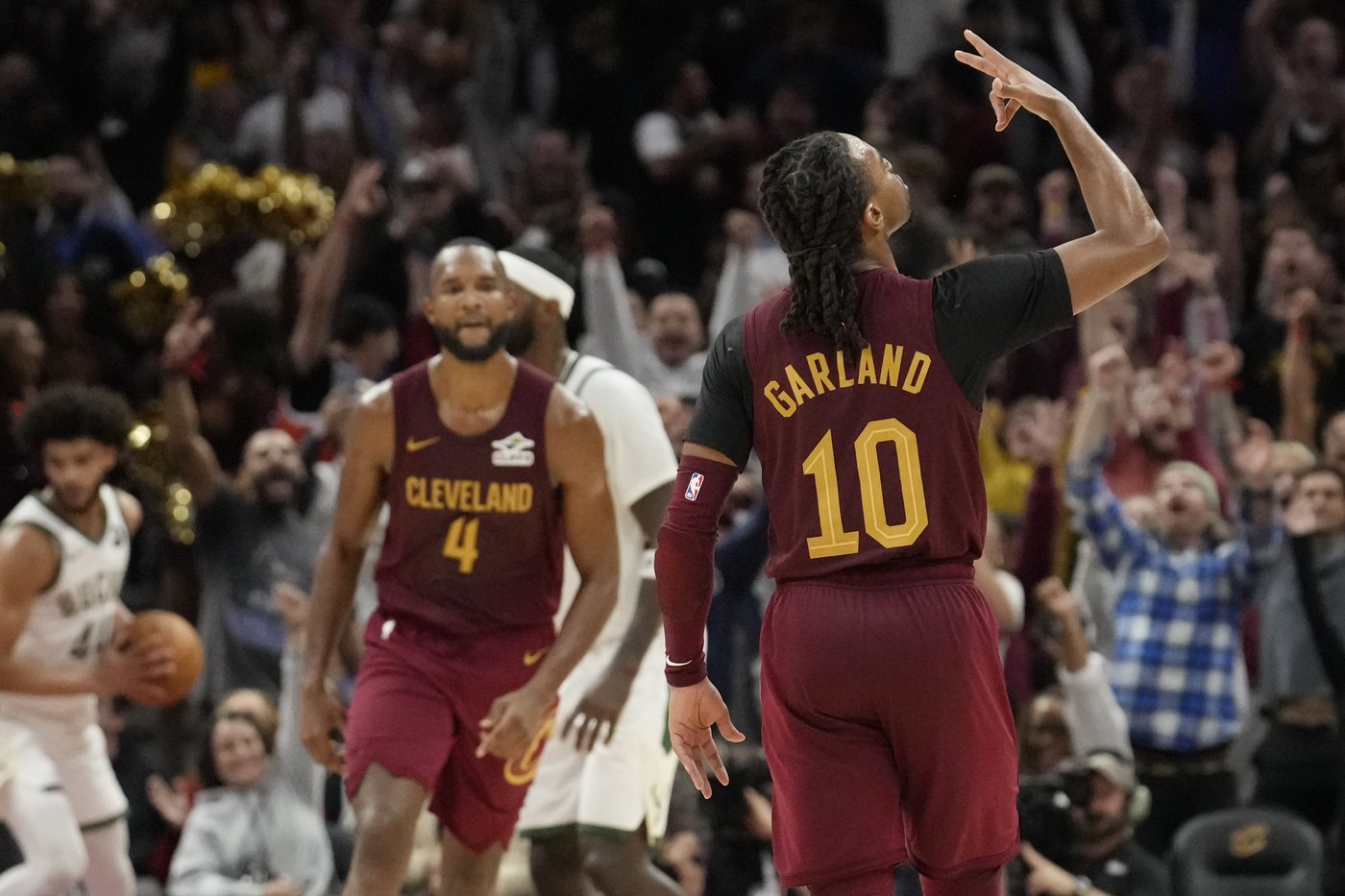 Cavaliers beat Bucks 116-114 to stay undefeated | iNFOnews.ca