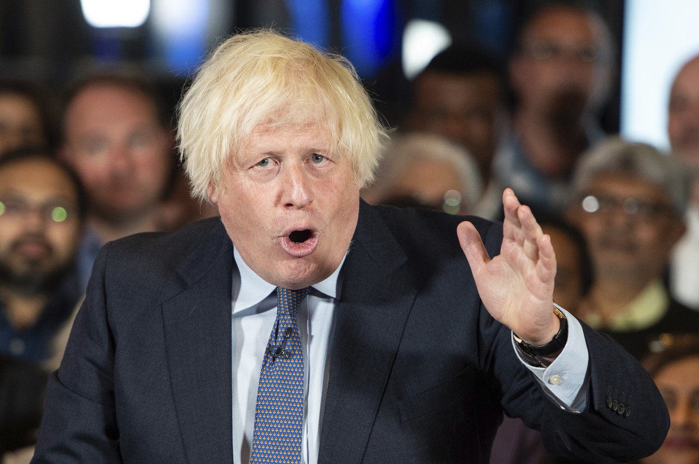 Boris Johnson gets a surprise peck from an ostrich in Texas | iNFOnews.ca Boris Johnson gets a surprise peck from an ostrich in Texas | iNFOnews.ca