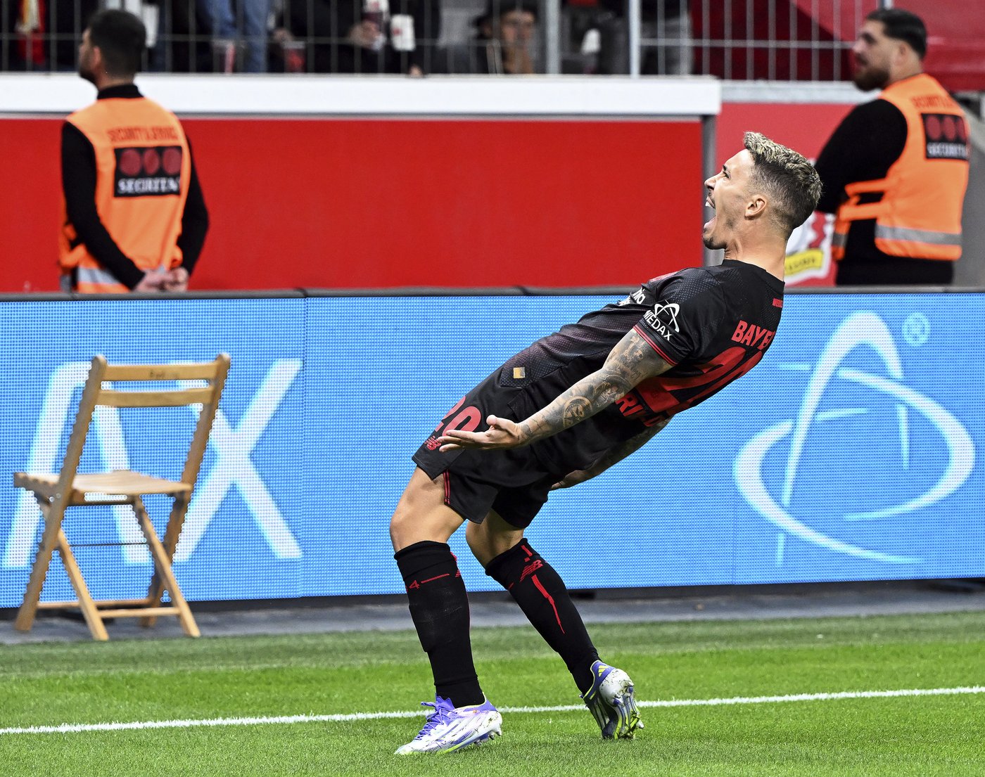 Leverkusen fights past in-form Frankfurt to earn first Bundesliga win | iNFOnews.ca