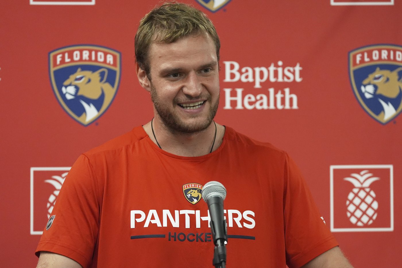 Florida captain Aleksander Barkov needs help getting off ice after apparent leg injury | iNFOnews.ca