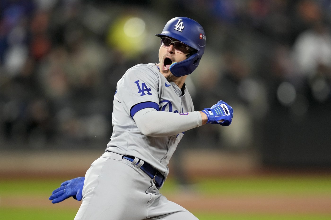 Shohei Ohtani homers as the Dodgers rout the Mets 8-0 for a 2-1 lead in the NLCS | iNFOnews.ca
