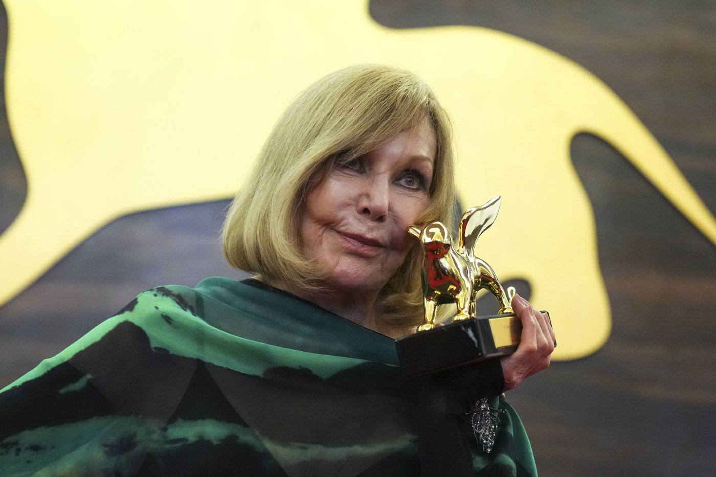 Kim Novak's emotional return to the spotlight at Venice Film Festival | iNFOnews.ca Kim Novak's emotional return to the spotlight at Venice Film Festival | iNFOnews.ca