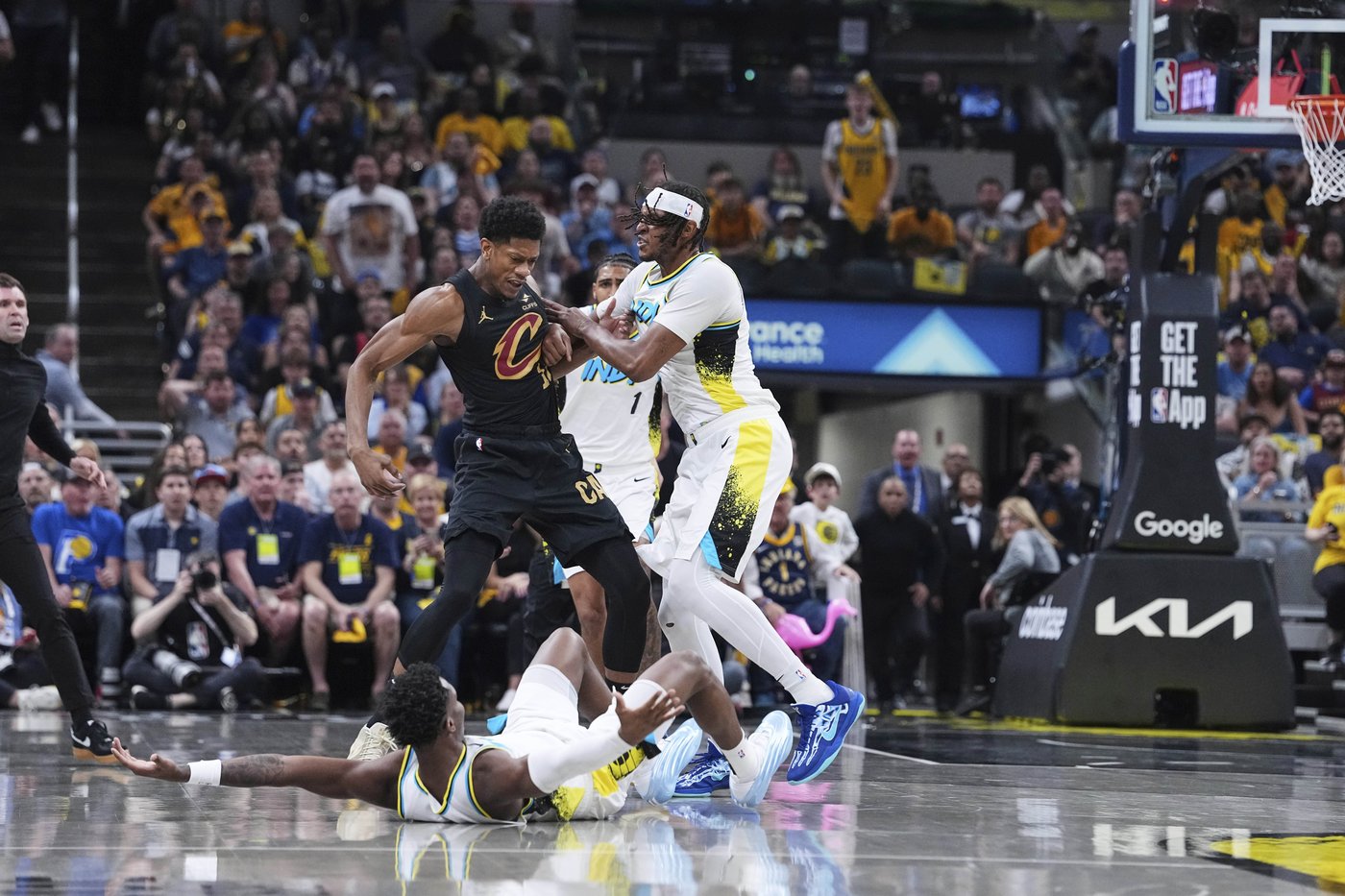 Pacers' Bennedict Mathurin ejected after hitting Cavs' Hunter in the chest with a closed fist | iNFOnews.ca Pacers' Bennedict Mathurin ejected after hitting Cavs' Hunter in the chest with a closed fist | iNFOnews.ca