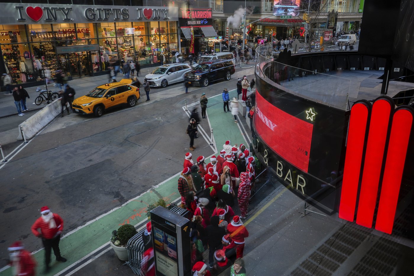 Thousands of Santas and a few Grinches hit the streets for annual SantaCon bar crawls | iNFOnews.ca Thousands of Santas and a few Grinches hit the streets for annual SantaCon bar crawls | iNFOnews.ca