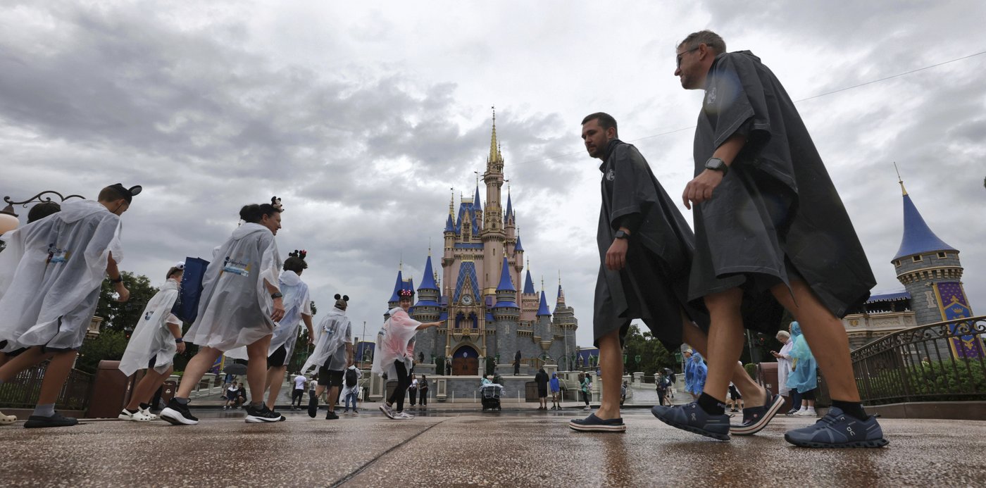 Disney World and Universal closures halt Orlando tourism as Milton approaches | iNFOnews.ca
