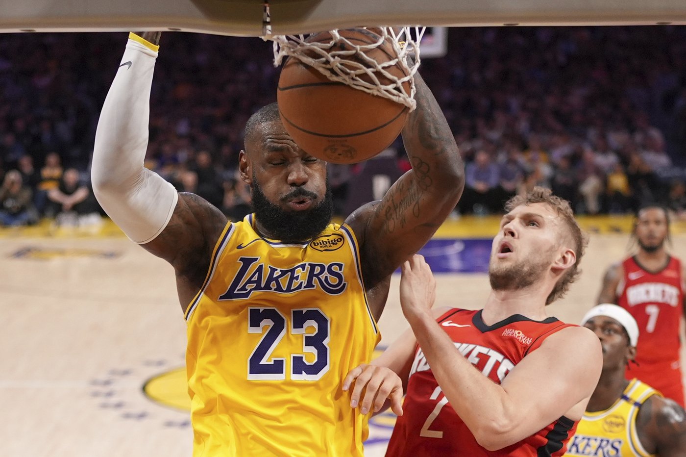 Luka scores 39 points, Lakers wrap up Pacific title and No. 3 seed with win over resting Rockets | iNFOnews.ca