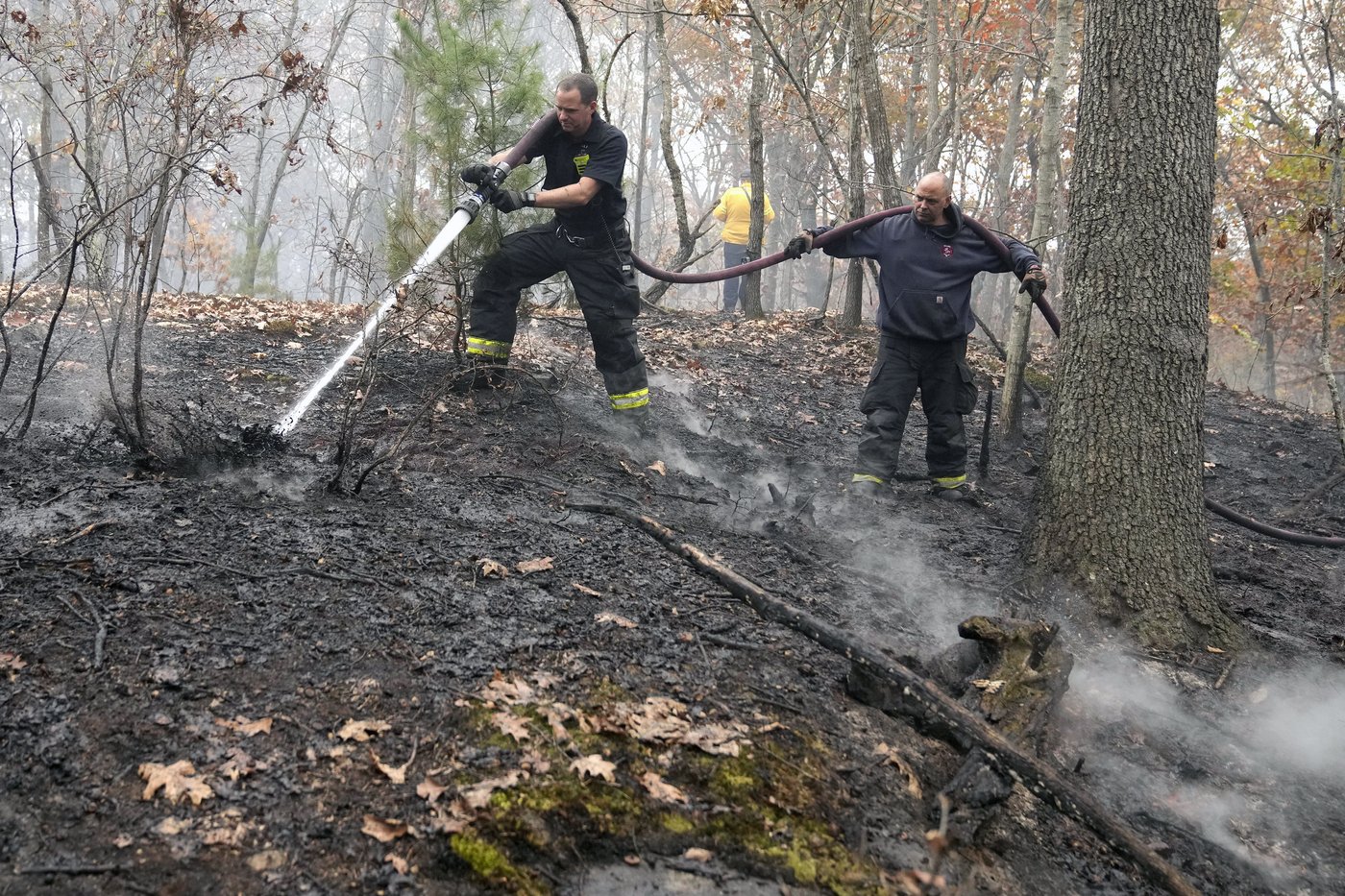 Massachusetts firefighters continue to battle stubborn brush fires across state | iNFOnews.ca Massachusetts firefighters continue to battle stubborn brush fires across state | iNFOnews.ca
