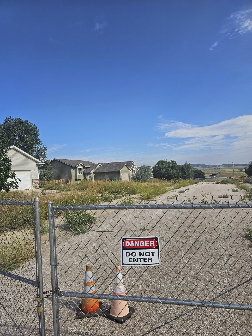 Giant sinkholes in a South Dakota neighborhood make families fear for their safety | iNFOnews.ca Giant sinkholes in a South Dakota neighborhood make families fear for their safety | iNFOnews.ca