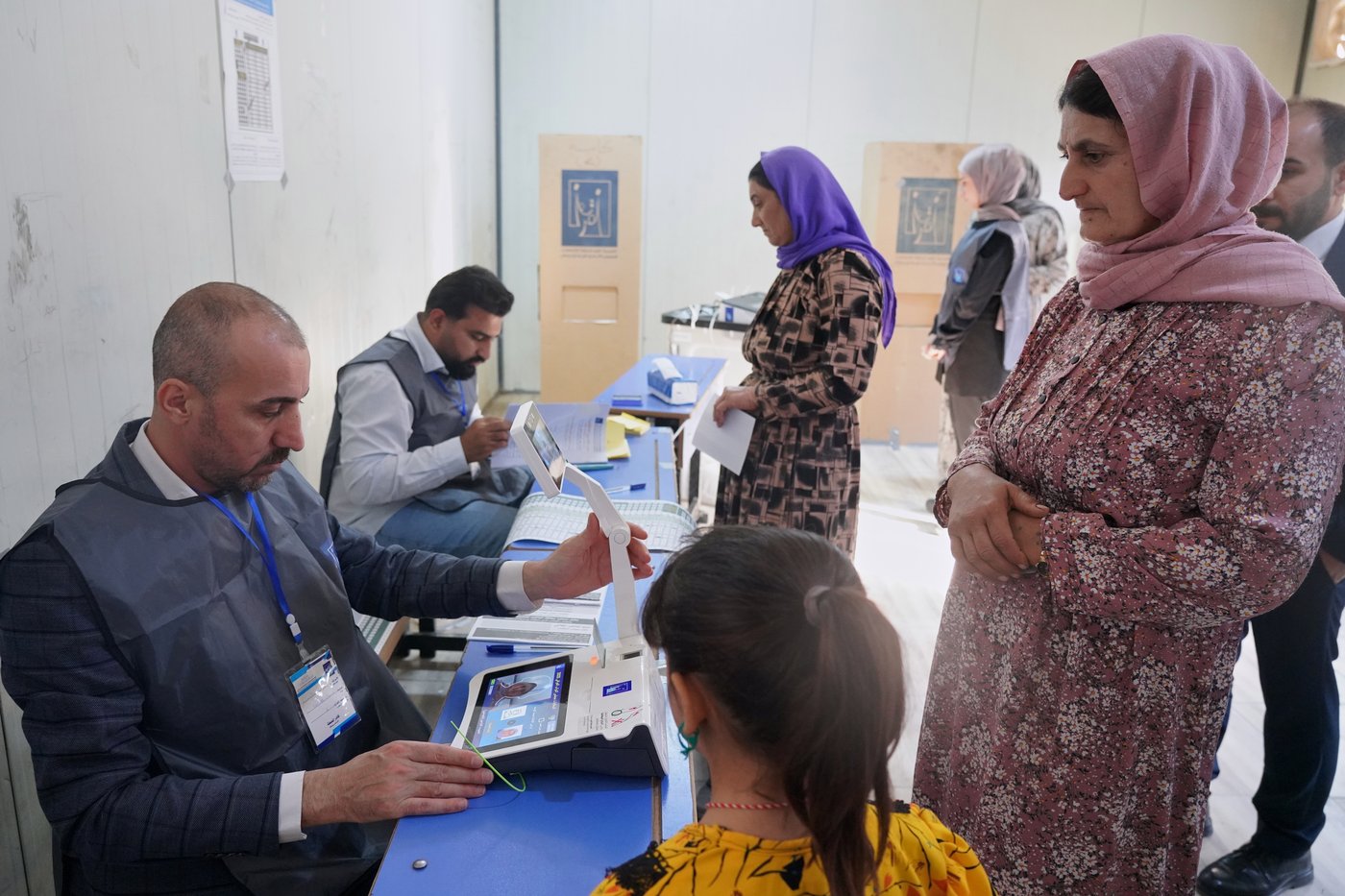 Photos show Iraqis voting in parliamentary election | iNFOnews.ca