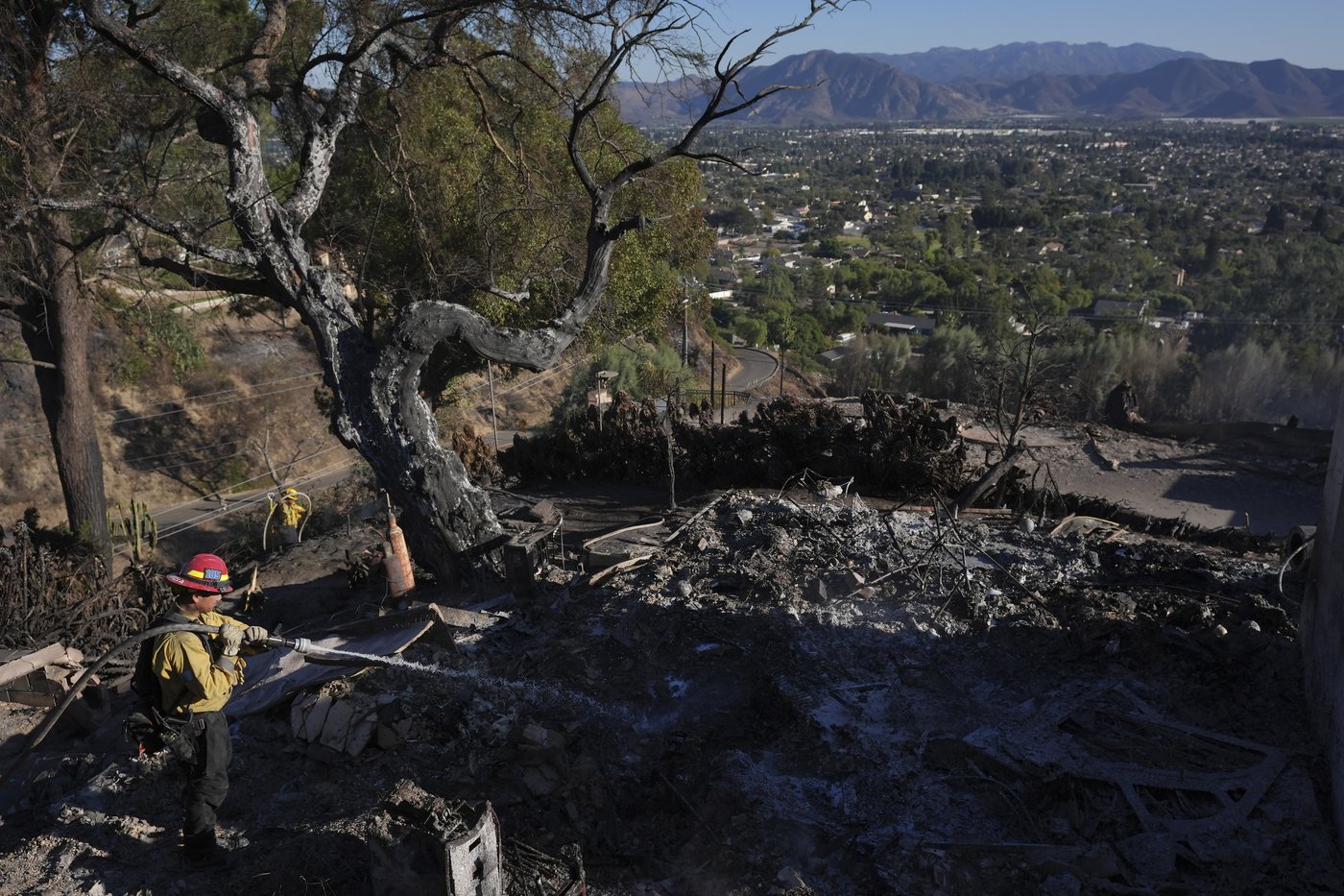 Southern California firefighters gain ground over wildfire thanks to decreased winds | iNFOnews.ca Southern California firefighters gain ground over wildfire thanks to decreased winds | iNFOnews.ca