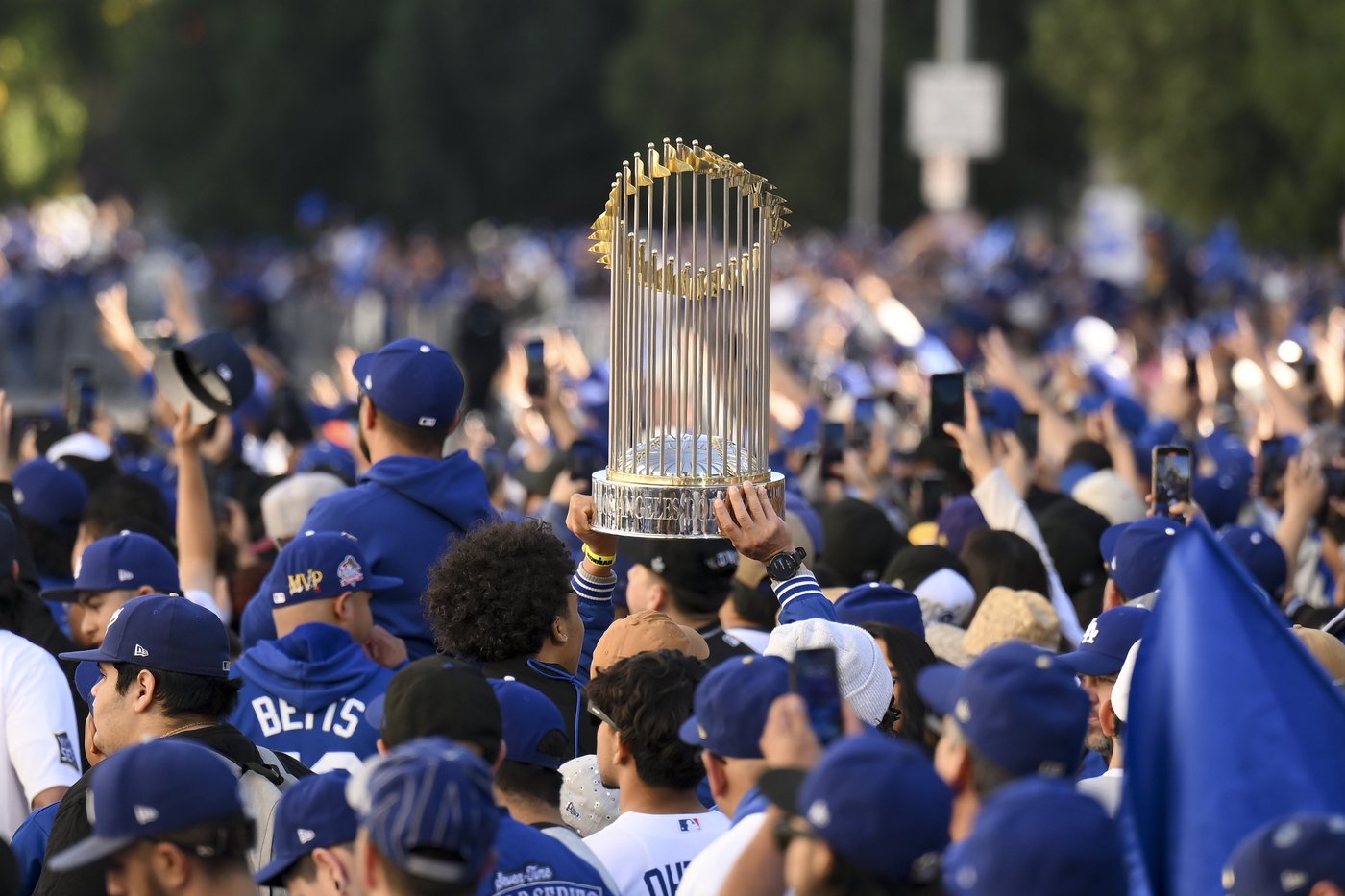 Shohei Ohtani brings his dog and addresses crowd in English as Dodgers celebrate World Series title | iNFOnews.ca