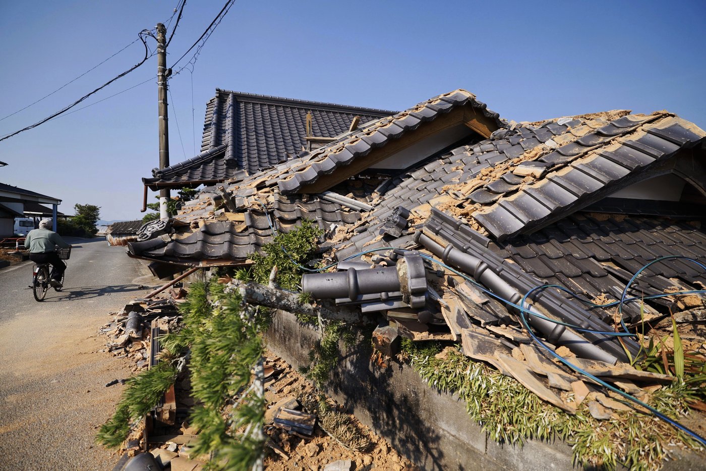 Prime minister visits quake-hit southern Japan as cleanup begins in intense heat | iNhome Prime minister visits quake-hit southern Japan as cleanup begins in intense heat | iNhome