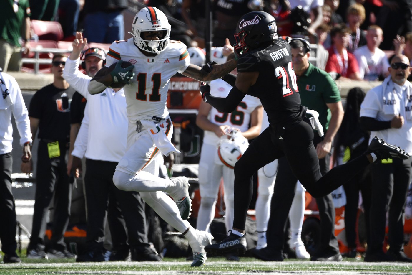 Cam Ward throws for 4 touchdowns, No. 6 Miami survives Louisville comeback bids for wild 52-45 win | iNFOnews.ca Cam Ward throws for 4 touchdowns, No. 6 Miami survives Louisville comeback bids for wild 52-45 win | iNFOnews.ca