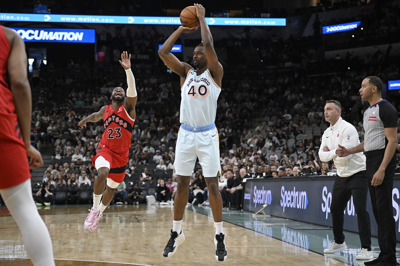Spurs rally from a 22-point deficit to beat the Raptors 125-118 | iNFOnews.ca