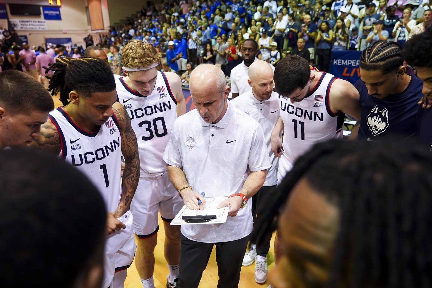 Memphis beats No. 2 UConn 99-97 in overtime to tip off Maui Invitational | iNFOnews.ca