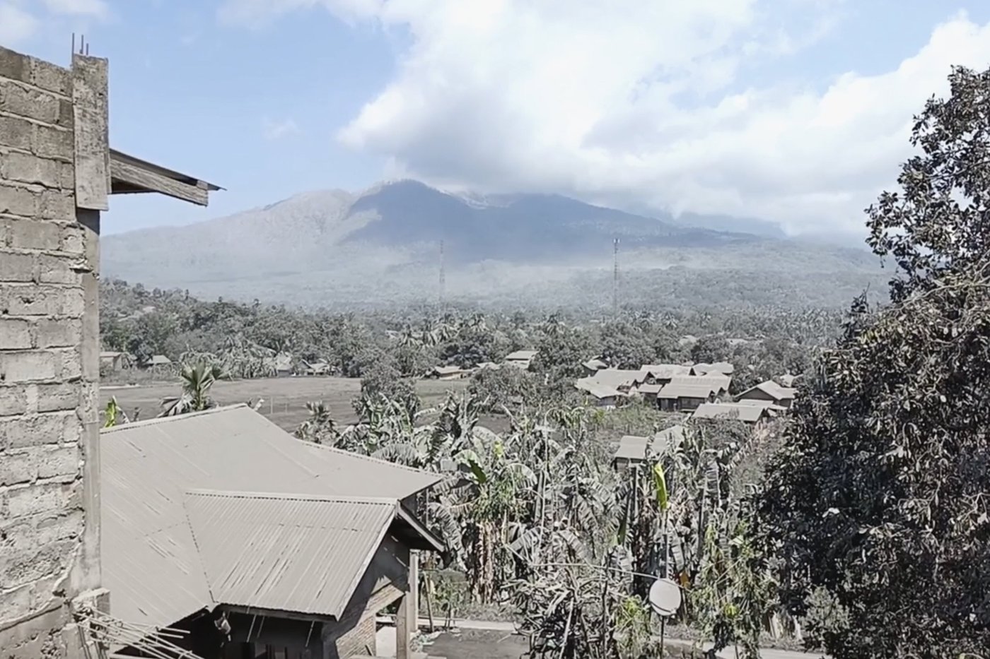 Indonesian rescuers dig through volcanic ash after eruption kills 9 and destroys buildings | iNFOnews.ca
