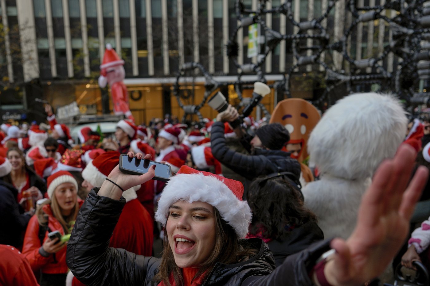 Thousands of Santas and a few Grinches hit the streets for annual SantaCon bar crawls | iNFOnews.ca Thousands of Santas and a few Grinches hit the streets for annual SantaCon bar crawls | iNFOnews.ca