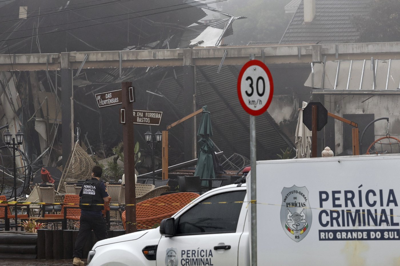 At least 10 are killed as a small plane crashes into a Brazilian town popular with tourists | iNFOnews.ca At least 10 are killed as a small plane crashes into a Brazilian town popular with tourists | iNFOnews.ca