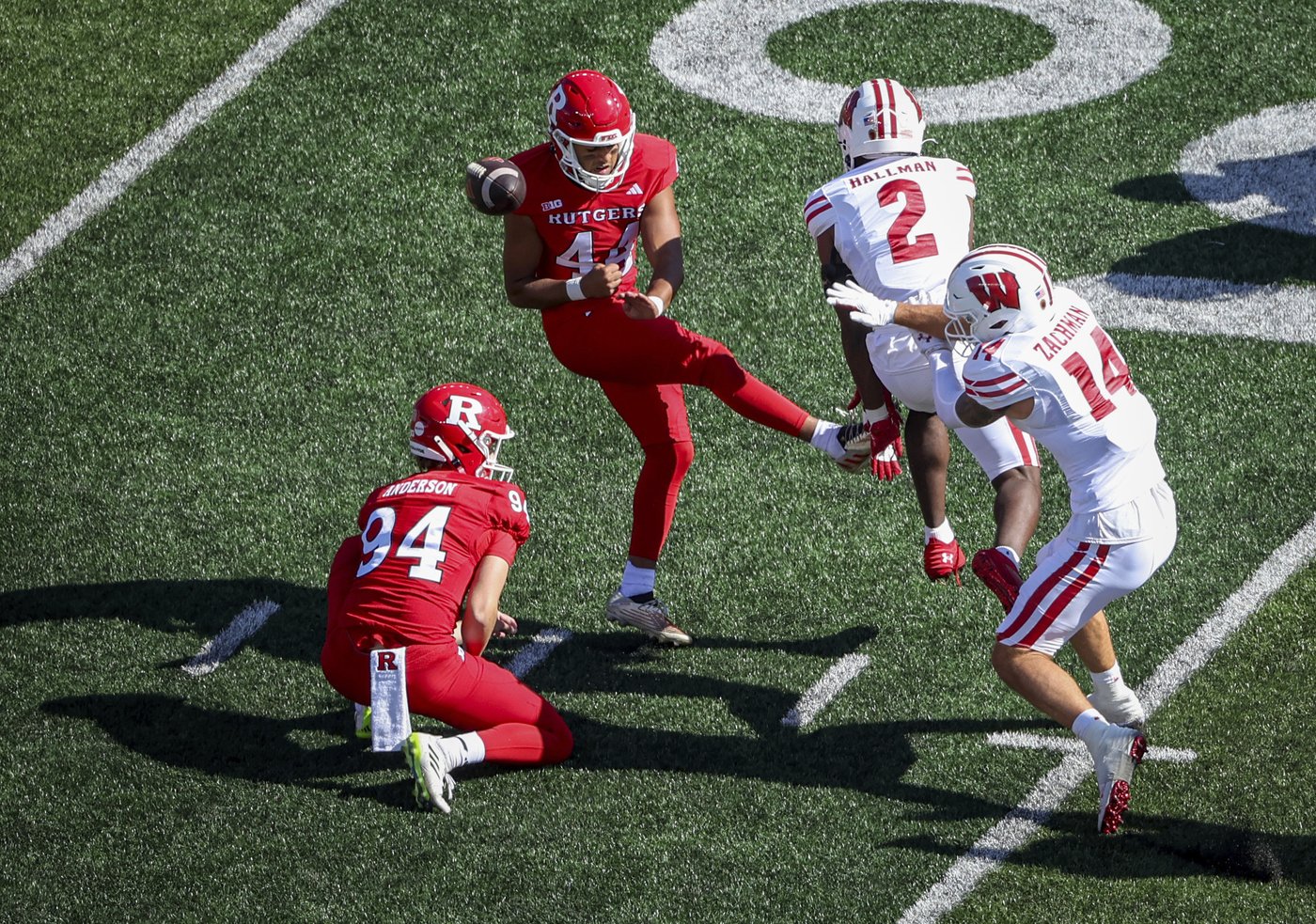 Walker runs for 198 yards and 3 touchdowns as Wisconsin embarrasses Rutgers 42-7 | iNFOnews.ca Walker runs for 198 yards and 3 touchdowns as Wisconsin embarrasses Rutgers 42-7 | iNFOnews.ca