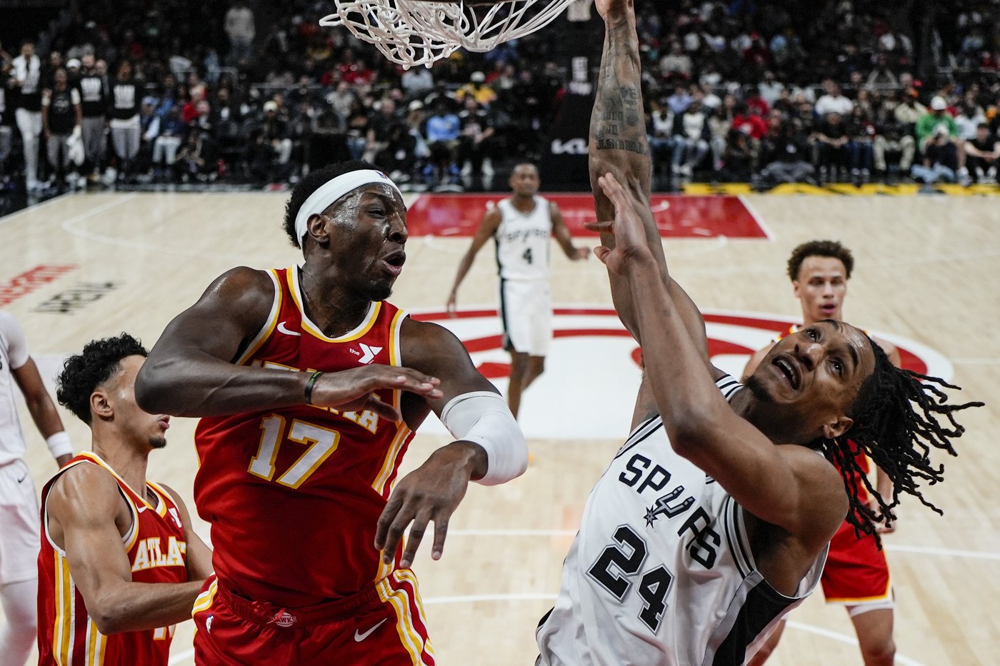 Wembanyama hits decisive free throw as Spurs hold off Hawks 126-125 in Fox's debut | iNFOnews.ca