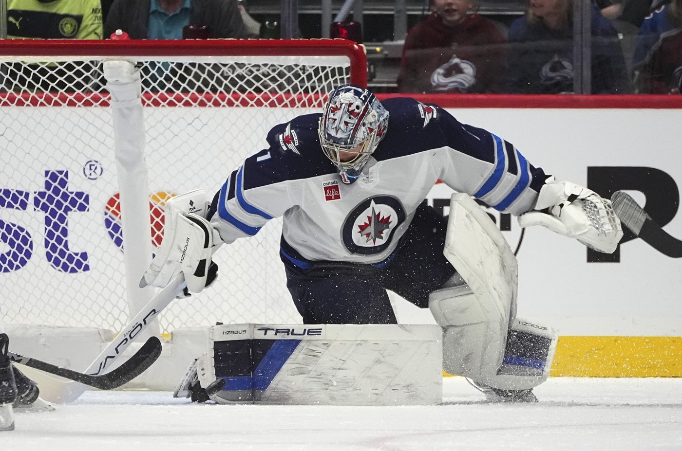 Mittelstadt leads Avalanche past NHL-leading Jets 5-2 | iNFOnews.ca
