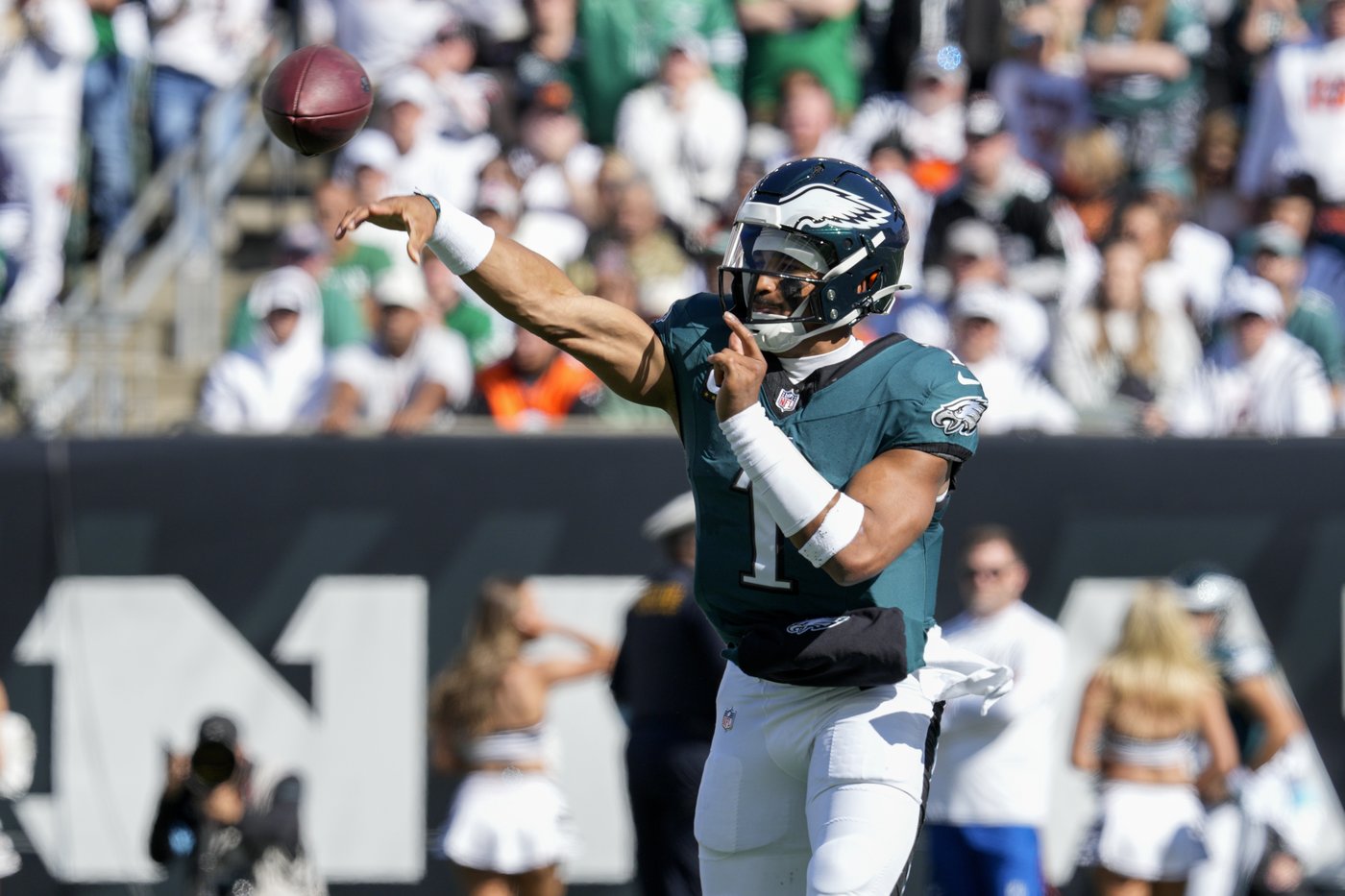 Eagles QB Hurts' mismatched cleats and stout performance puts Bengals in knots | iNFOnews.ca Eagles QB Hurts' mismatched cleats and stout performance puts Bengals in knots | iNFOnews.ca