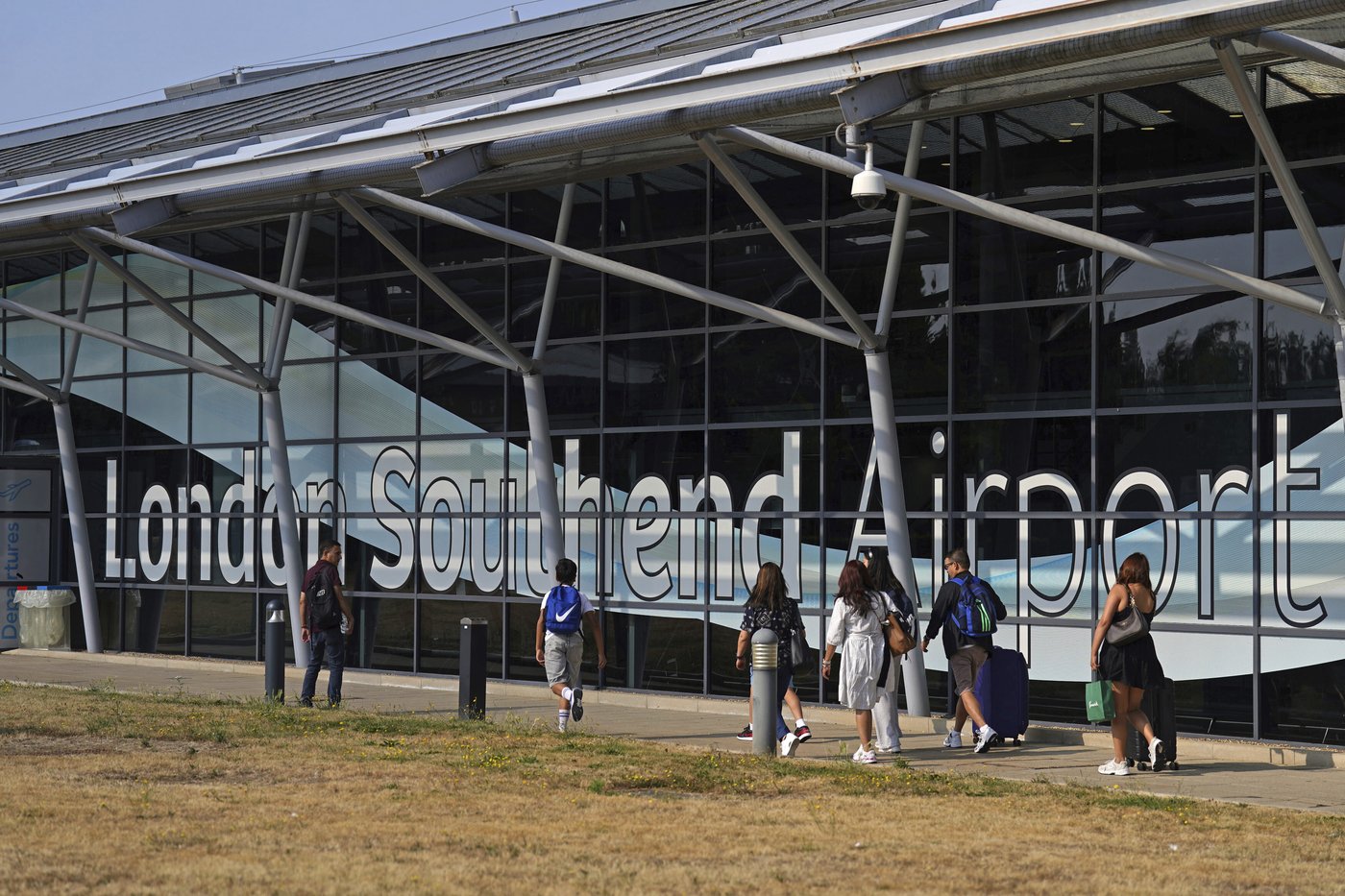 Police say 4 people were killed in a small plane crash at London Southend airport | iNFOnews.ca Police say 4 people were killed in a small plane crash at London Southend airport | iNFOnews.ca