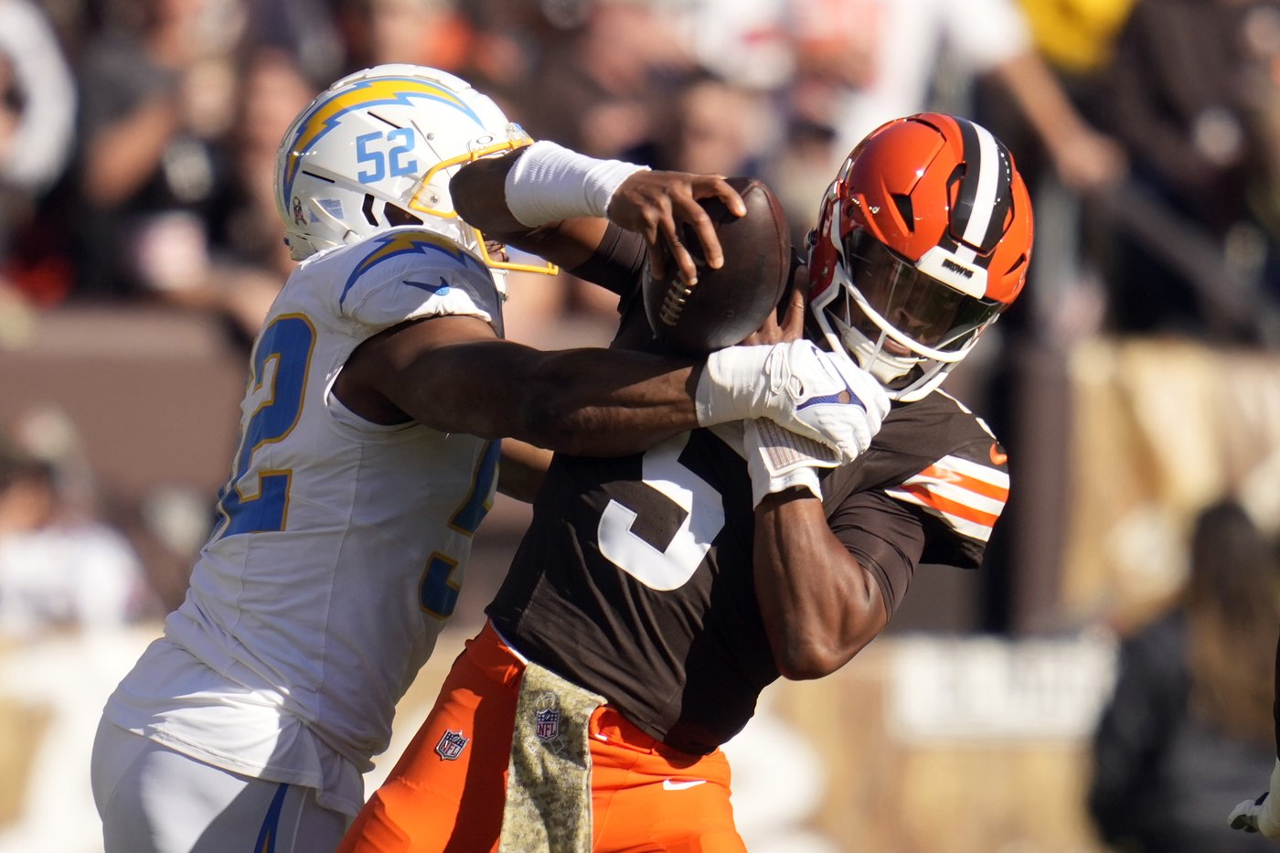 Justin Herbert throws 2 TD passes, Chargers clamp down on Jameis Winston in 27-10 win over Browns | iNFOnews.ca