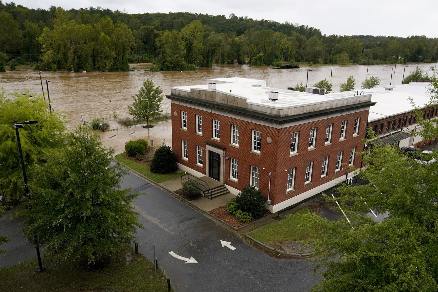 Torrential rains flood North Carolina mountains and create risk of dam failure | iNFOnews.ca Torrential rains flood North Carolina mountains and create risk of dam failure | iNFOnews.ca